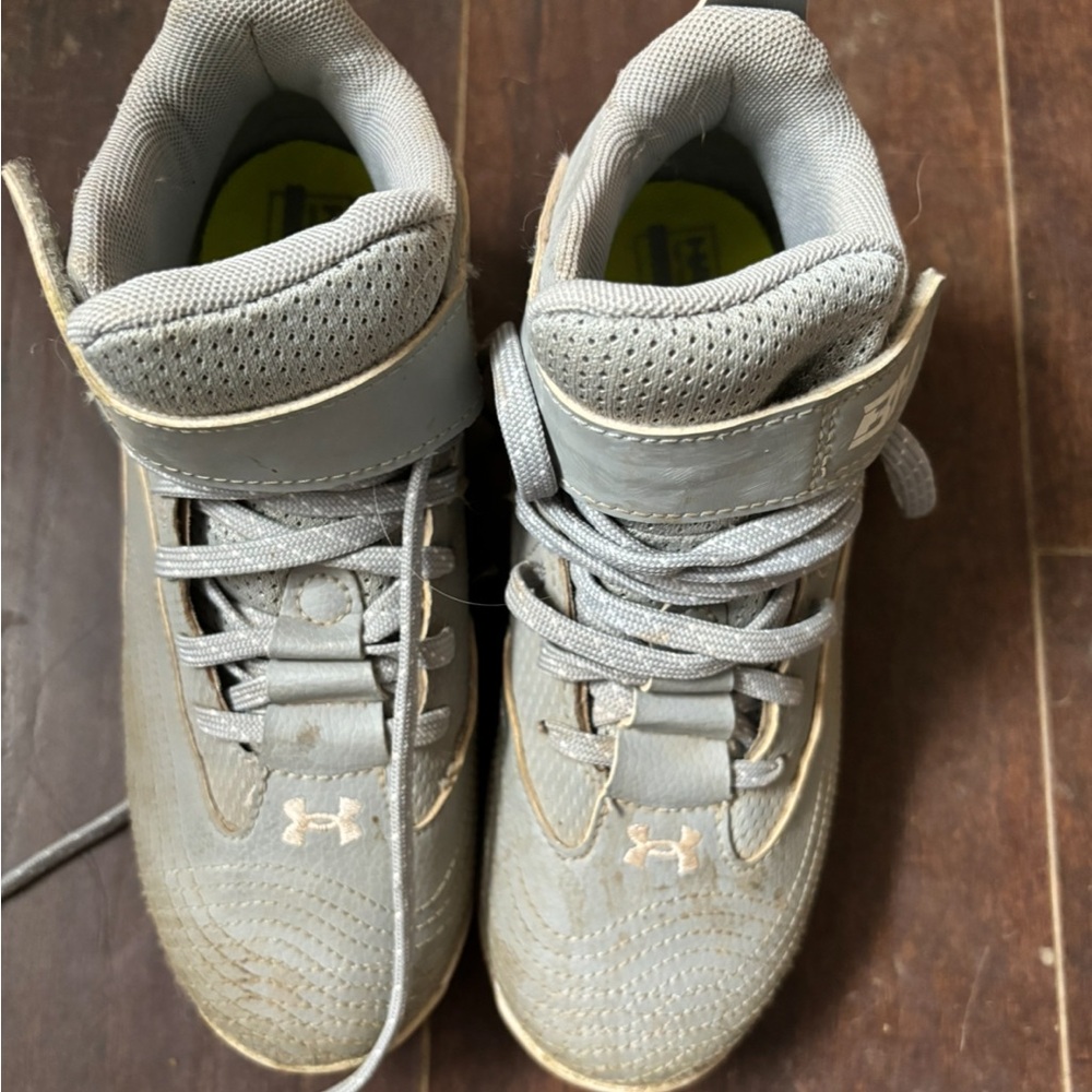 Under armor cleats size 1Y